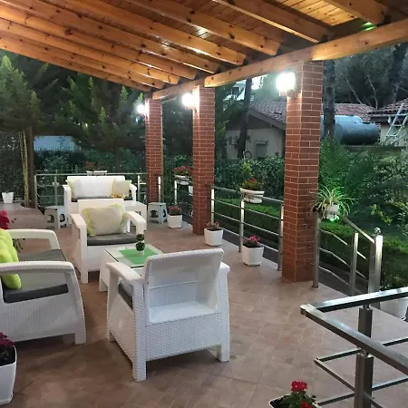 Seafront With A Stunning Garden 골렘