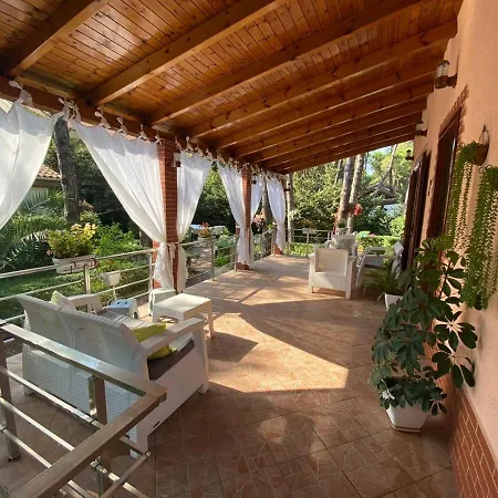 빌라 Seafront With A Stunning Garden