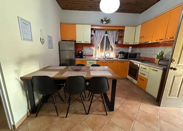 Villa Seafront With A Stunning Garden *