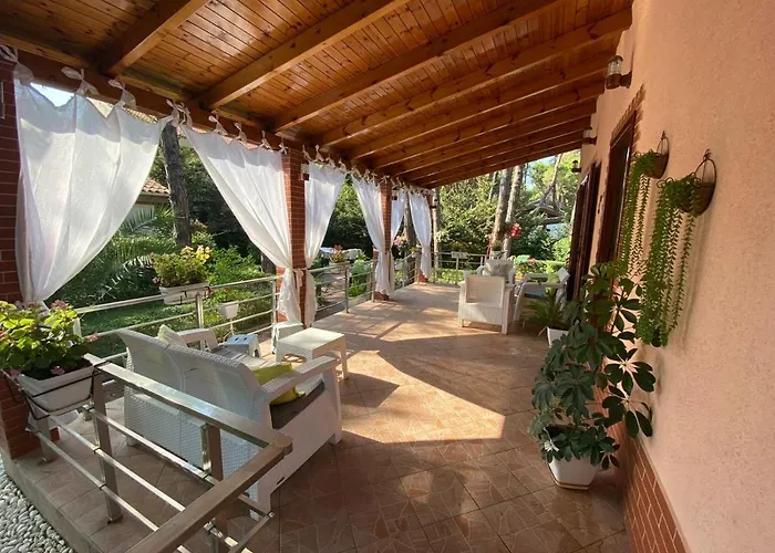 Villa Seafront With A Stunning Garden